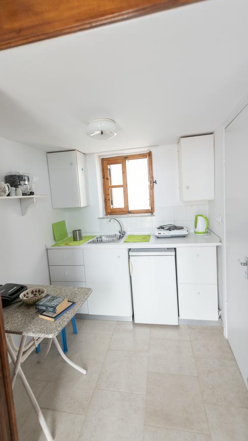 Roulas Apartments Chalki Town 外观 照片