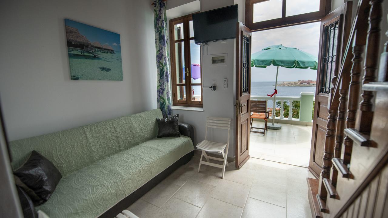 Roulas Apartments Chalki Town 外观 照片