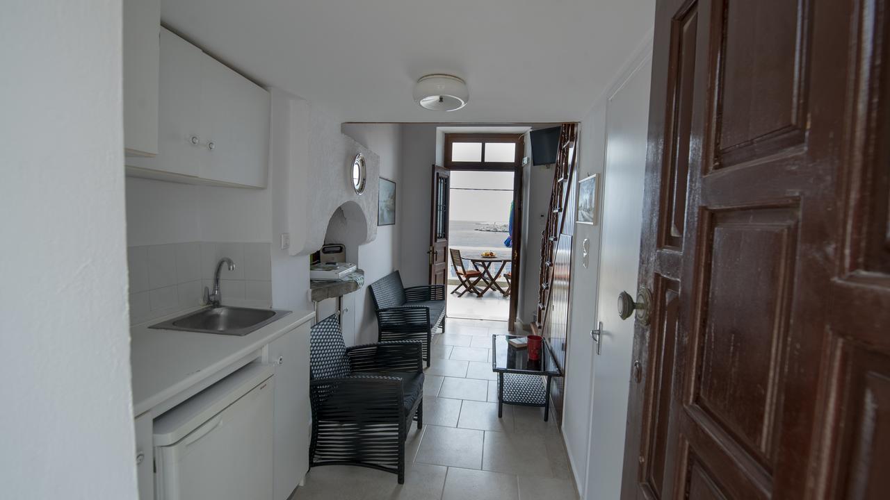 Roulas Apartments Chalki Town 外观 照片