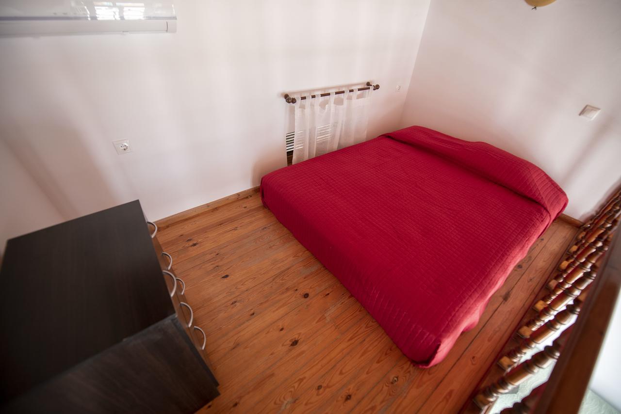 Roulas Apartments Chalki Town 外观 照片