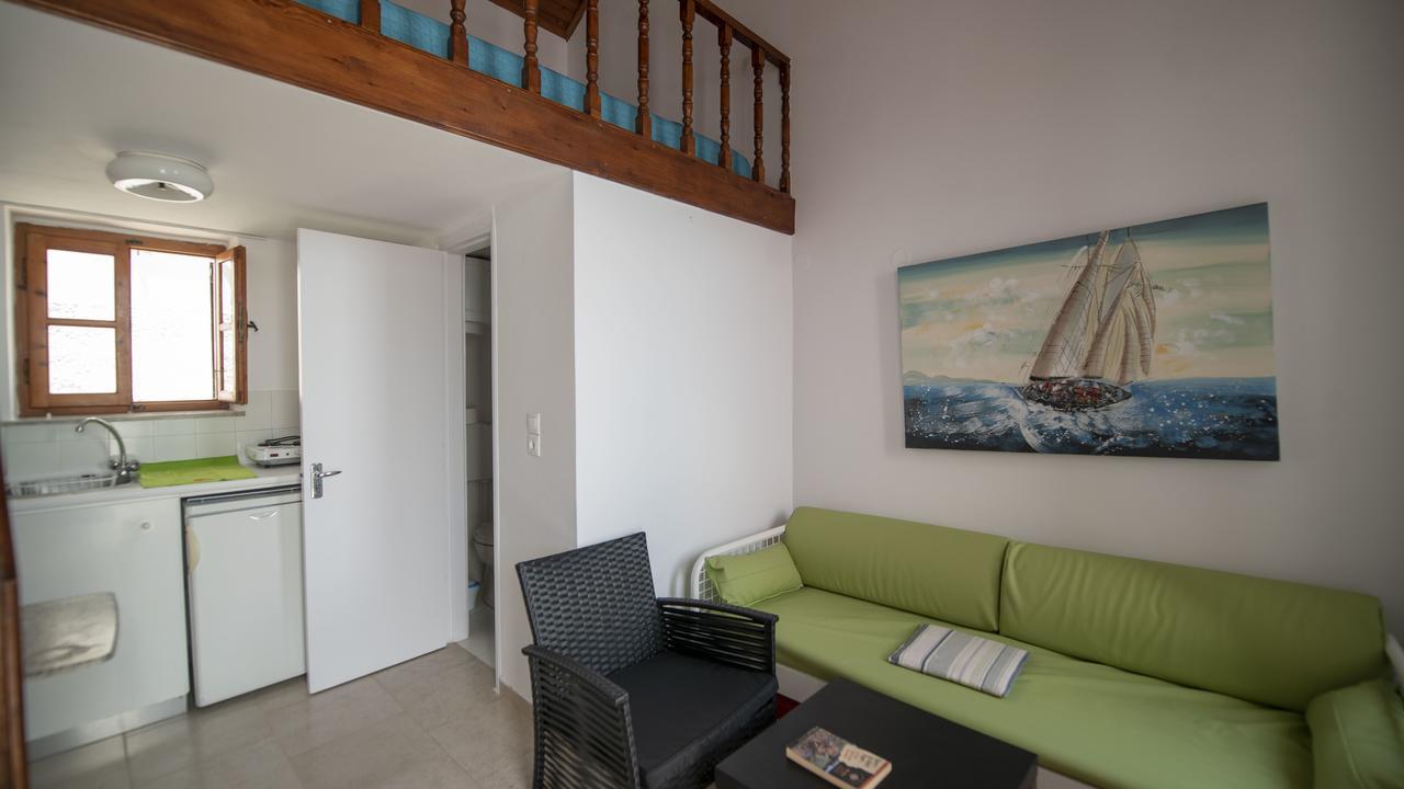 Roulas Apartments Chalki Town 外观 照片